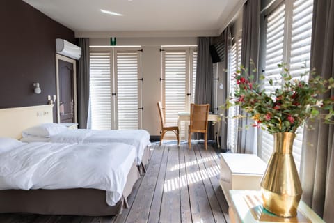 Bed, TV and multimedia, Bedroom, furniture, air conditioner