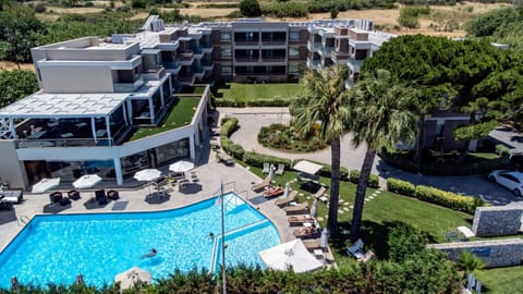 Property building, Day, Natural landscape, Bird's eye view, Garden, Garden view, Pool view, Swimming pool, sunbed