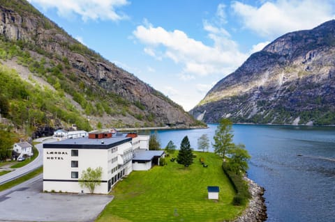 Property building, Nearby landmark, Spring, Day, Neighbourhood, Natural landscape, Mountain view, Sea view