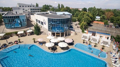 Bird's eye view, Pool view