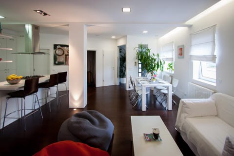 Communal lounge/ TV room, Library, TV and multimedia, Living room, Seating area, Dining area
