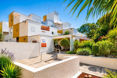 Property building, Patio, Spring, Day, Garden, Garden view