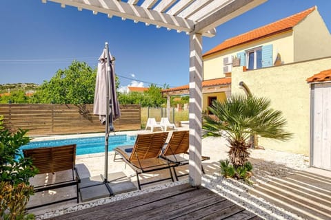 Patio, Garden, Balcony/Terrace, Swimming pool, sunbed