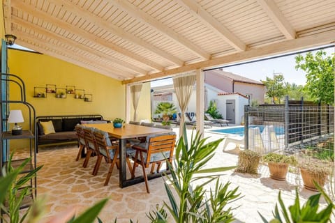 Patio, Day, Garden, Balcony/Terrace, Balcony/Terrace, Seating area