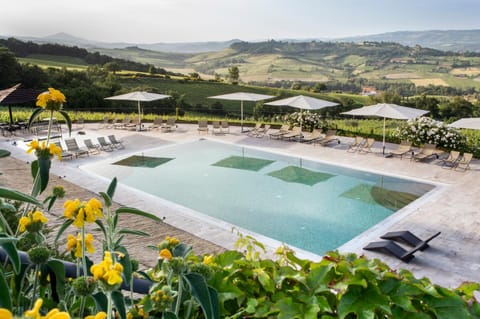 Natural landscape, Hot Tub, Mountain view, Pool view, Swimming pool, sunbed