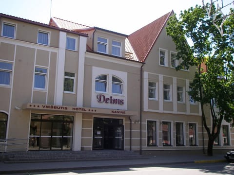 Facade/entrance