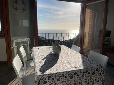 Natural landscape, View (from property/room), Balcony/Terrace, Living room, Seating area, Sea view