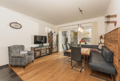 Communal lounge/ TV room, TV and multimedia, Living room, Seating area