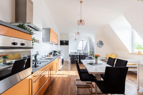 Coffee/tea facilities, Kitchen or kitchenette, Seating area, Dining area, dishwasher, oven, stove, toaster, washing machine