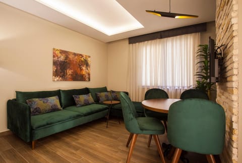 Living room, Seating area, Dining area, Bedroom, Breakfast, Family, furniture, heating, internet, acessibility