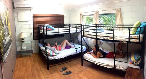 Bedroom, bunk bed
