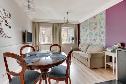 TV and multimedia, Living room, Seating area, Dining area, Evening entertainment