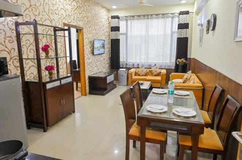 Living room, Seating area, Dining area, Breakfast