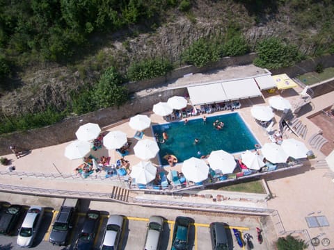 Property building, Day, People, Bird's eye view, On site, Swimming pool, Swimming pool, group of guests, Parking, sunbed