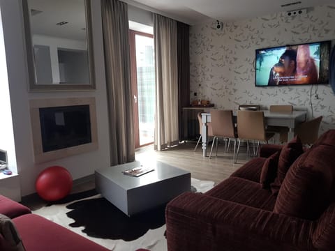 TV and multimedia, Living room, Seating area, Dining area