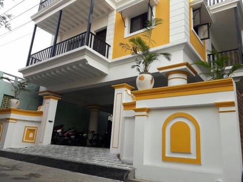 Facade/entrance