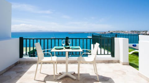 Natural landscape, Solarium, View (from property/room), Balcony/Terrace, Dining area, Beach, Landmark view, Sea view, heating, internet, sunbed, towels, air conditioner