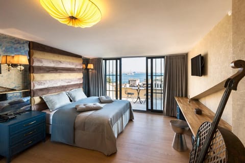Bed, TV and multimedia, Photo of the whole room, Seating area, Sea view