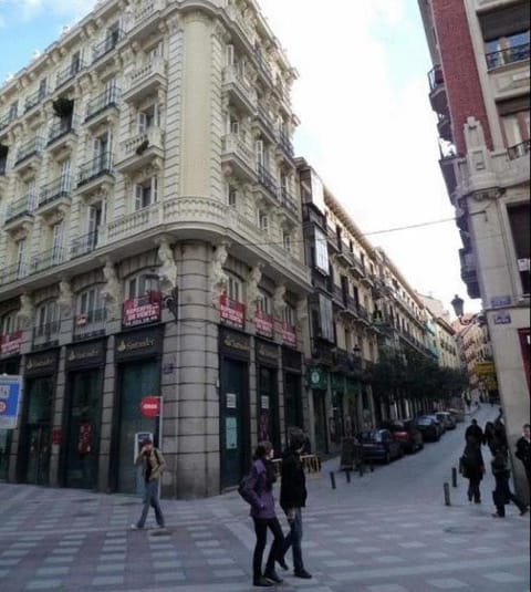 Property building, Nearby landmark, Day, Neighbourhood, Supermarket/grocery shop, Shopping Area, Quiet street view