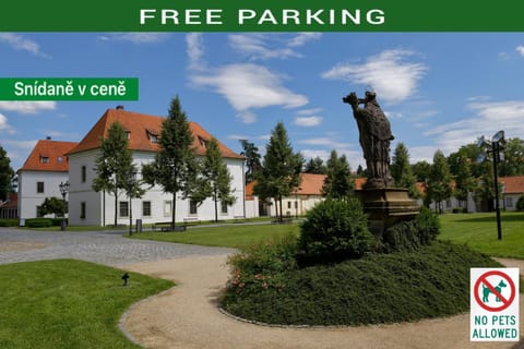 Property building, Text overlay, Pets, Breakfast, Parking
