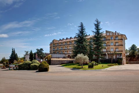 Nearby landmark, Day