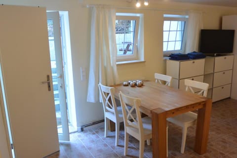 TV and multimedia, Coffee/tea facilities, Kitchen or kitchenette, Living room, Seating area, Dining area