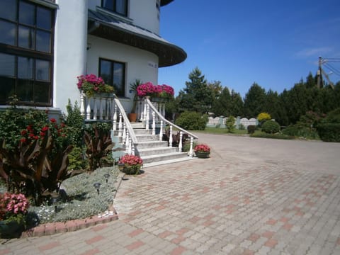 Property building, Patio, Facade/entrance, Street view