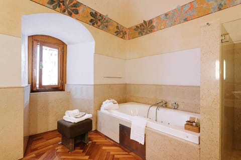 Hot Tub, TV and multimedia, City view