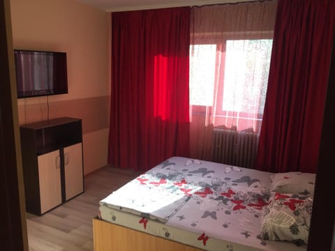 Bed, TV and multimedia, Bedroom