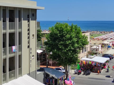 Sea view, Street view