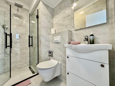 Shower, Toilet, Bathroom, towels