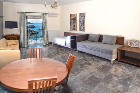 Restaurant/places to eat, Neighbourhood, TV and multimedia, Balcony/Terrace, Living room, Seating area, Dining area, Beach, Pool view, Sea view, Supermarket/grocery shop, Shopping Area, Swimming pool, Swimming pool