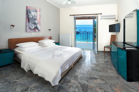 Bed, TV and multimedia, View (from property/room), Bedroom, Pool view, Sea view