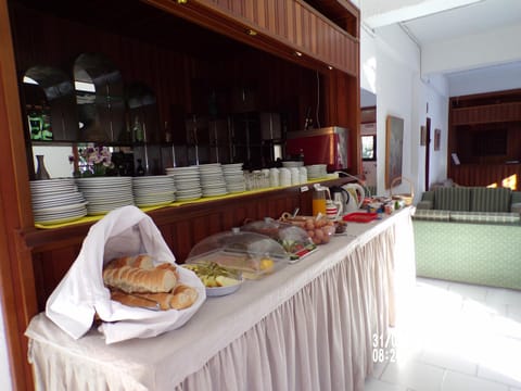 Communal lounge/ TV room, Breakfast