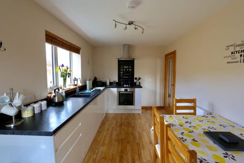 Kitchen or kitchenette, Dining area, pet friendly, stove