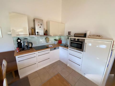 Coffee/tea facilities, Kitchen or kitchenette, dishwasher, oven, stove, toaster