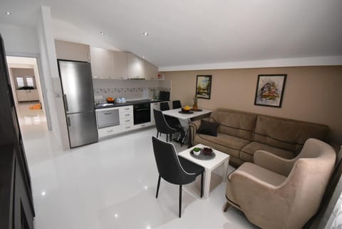 Kitchen or kitchenette, Living room, Seating area, Dining area, dishwasher, stove