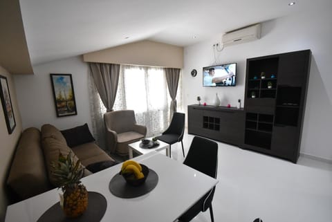 TV and multimedia, Kitchen or kitchenette, Living room, Seating area, Dining area, air conditioner