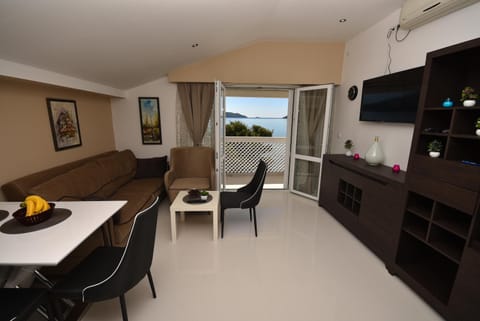 TV and multimedia, Kitchen or kitchenette, Living room, Seating area, Dining area