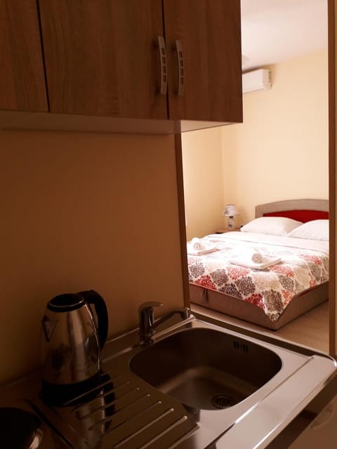 Coffee/tea facilities, Kitchen or kitchenette, Food and drinks