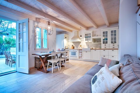 Coffee/tea facilities, Kitchen or kitchenette, Living room, Dining area