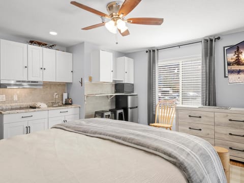 Bed, Kitchen or kitchenette