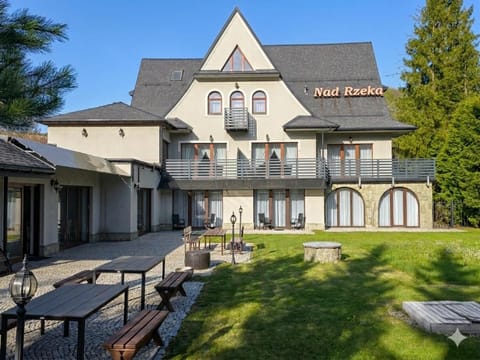 Property building, Spring, Day, Garden