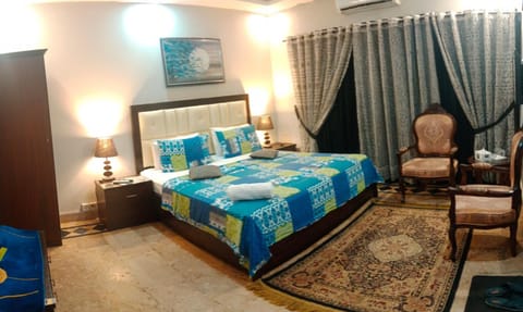 Bed, Living room, Photo of the whole room, Seating area, Bedroom