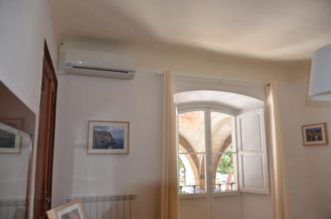 Bedroom, air conditioner