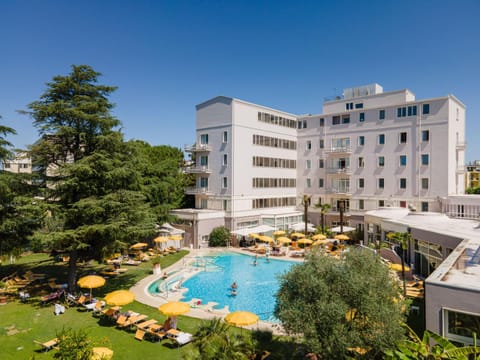 Property building, Garden, Hot Spring Bath, Garden view, Swimming pool, sunbed