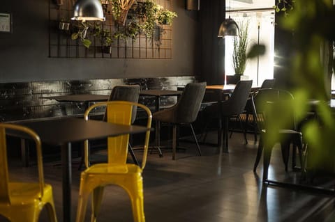 Restaurant/places to eat, Lounge or bar