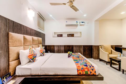 Bed, Photo of the whole room, Seating area, Bedroom, fireplace, air conditioner