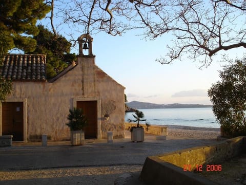 Text overlay, Location