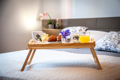 Bed, Food and drinks